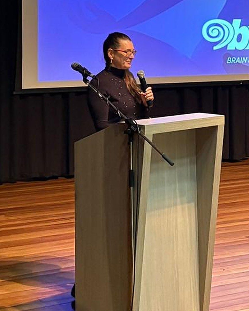 Prof. Claudia Fetter durante palestra, ao púlpito